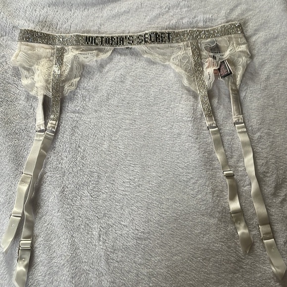 VICTORIA’S SECRET VERY SEXY
Shine Strap Lace Garter Belt in White - Picture 3 of 5